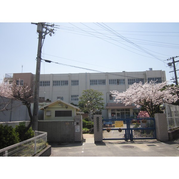 Primary school. Neyagawa Tatsukita to elementary school (elementary school) 815m