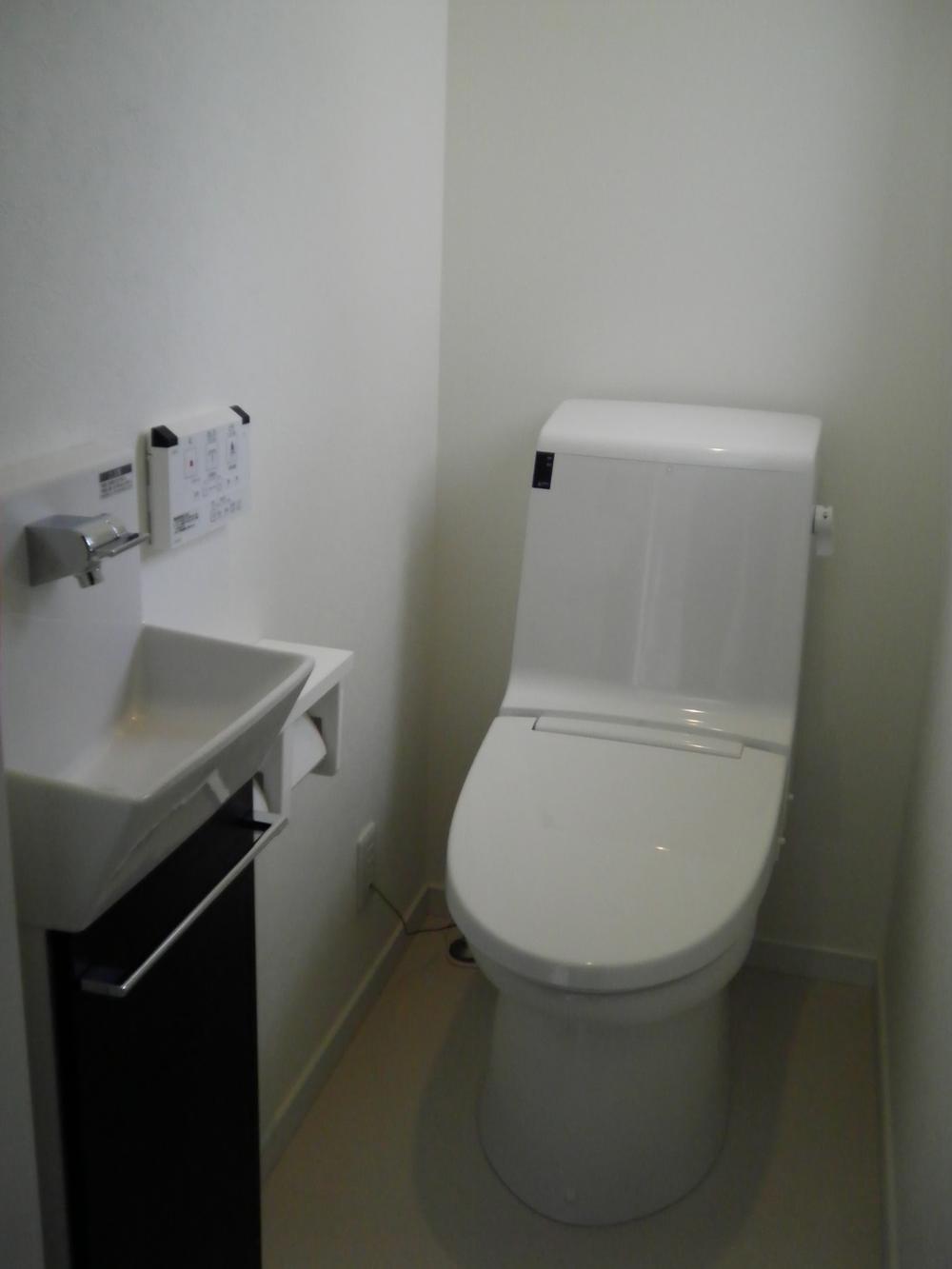 Toilet. Hand wash separate type! !