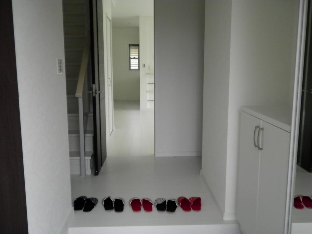 Other introspection. Entrance porch