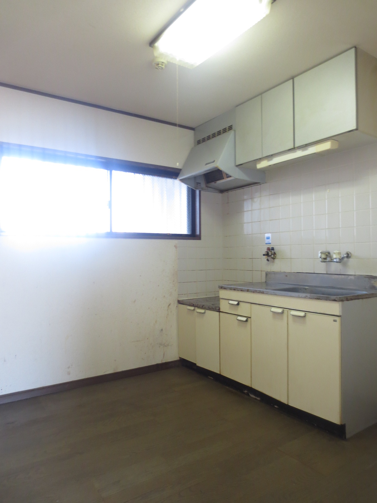 Kitchen. Gas stove is correspondence.