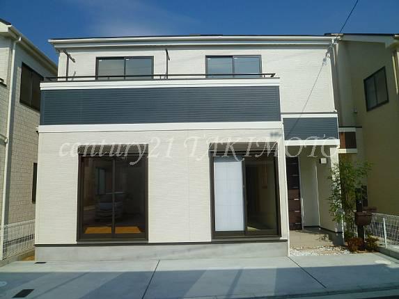 Local photos, including front road. Day is good because the south-facing such a wide Ouchi of frontage.