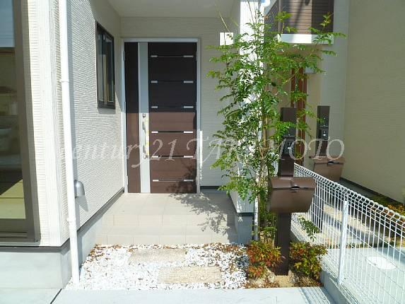 Entrance. It is fashionable entrance there is a planting is the outer wall and the match!