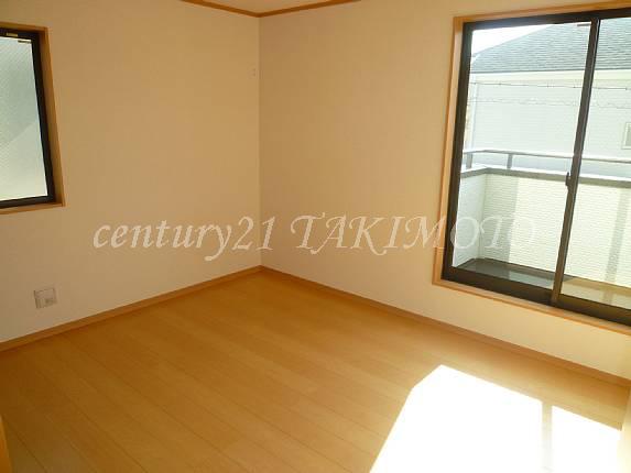 Non-living room. The room is also comfortable because it pairs glass used in each room.