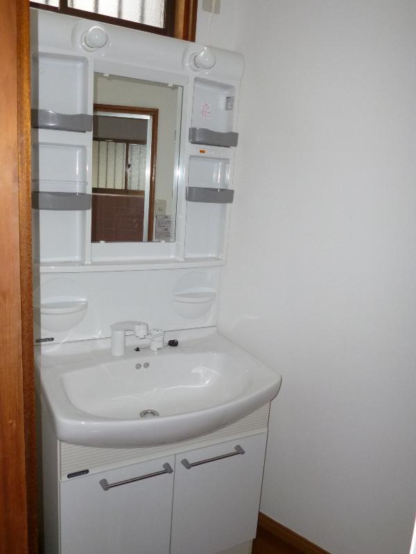 Wash basin, toilet. ☆ Wash basin is also beautiful!