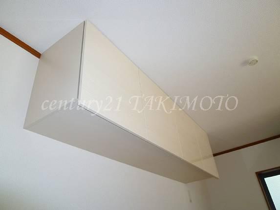 Receipt. Hanging cupboard is open because it is attached to the back side.