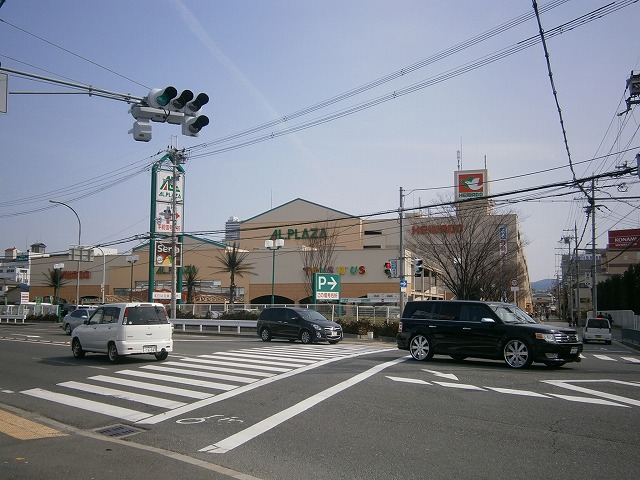 Shopping centre. Toys R Us Korien store up to (shopping center) 519m