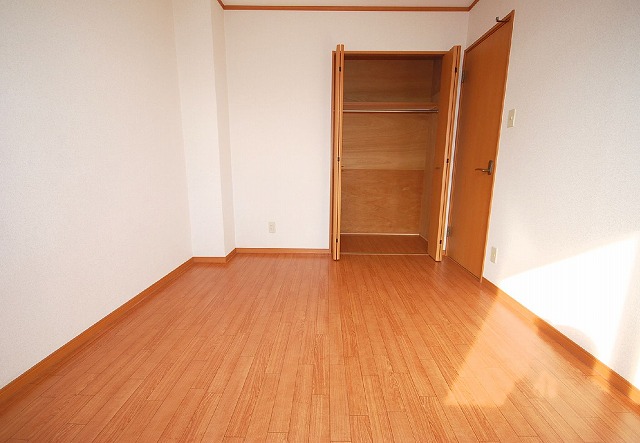 Living and room. Western-style 6 Pledge