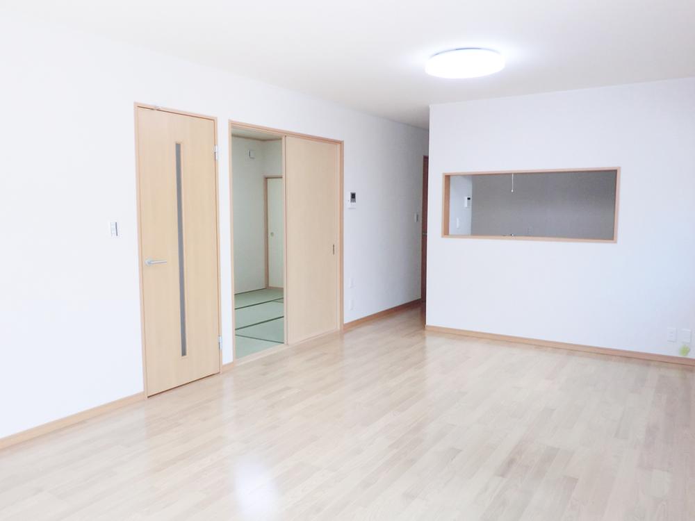 Same specifications photos (living). Same specifications photos (living) Spacious 14 Pledge of bright living room!