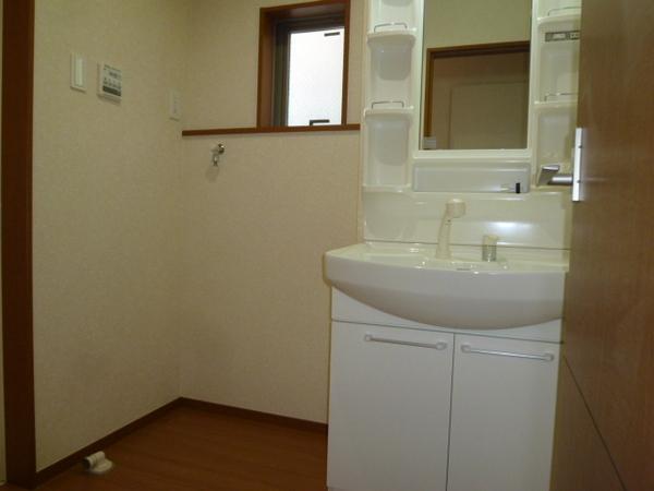 Wash basin, toilet. Hectic morning in the lavatory of the room also