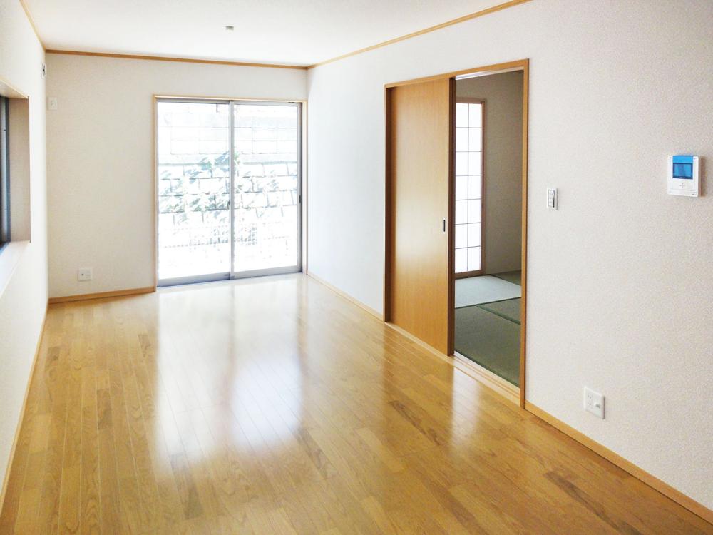 Same specifications photos (living). Brightly, Spend the time of family reunion in the living room and spacious. (The company example of construction photos)