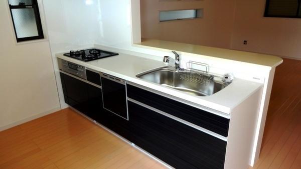 Same specifications photo (kitchen). Children and fun dishes in an easy-to-use wide type of kitchen