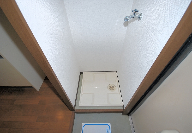 Other room space. Washing pan