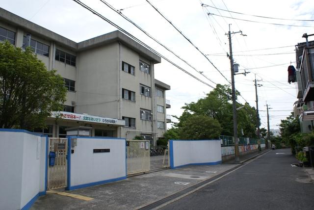 Primary school. Neyagawa Municipal pilfered up to elementary school 1100m