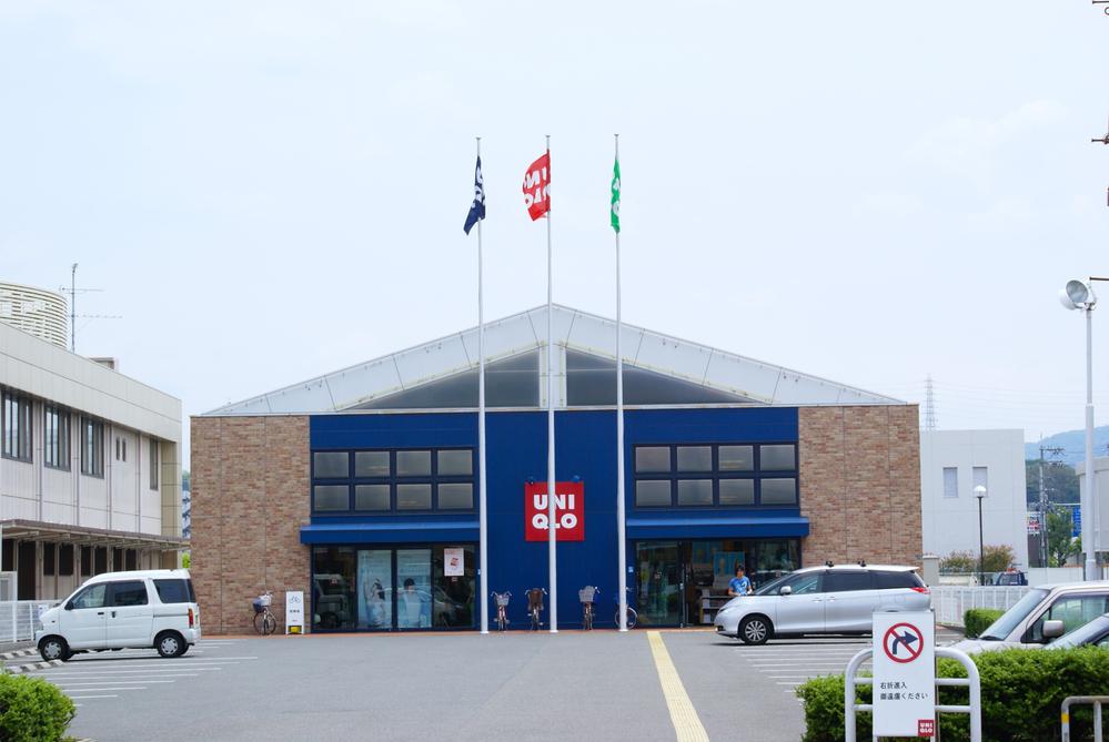 Shopping centre. 140m to UNIQLO Neyagawa store