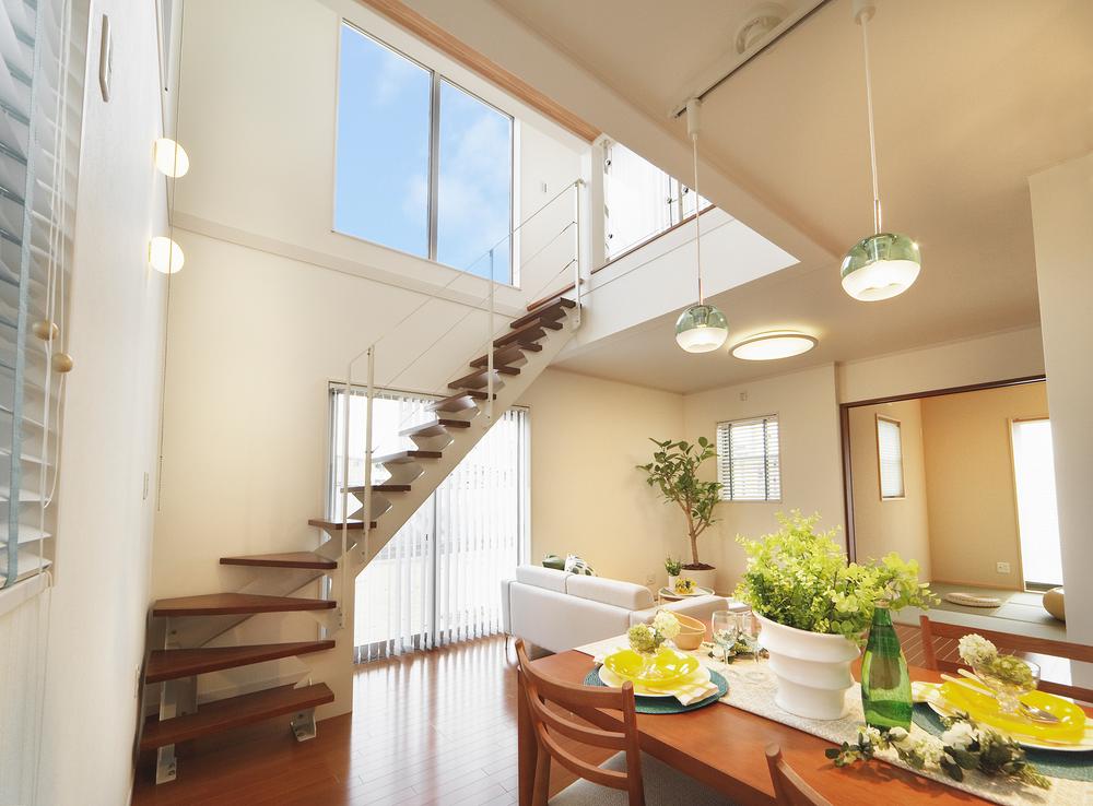 Living. Example of construction ・ Gathered family, The first floor living room is a space of relaxation more richly open and, Colonnade is up to the ceiling, Produce a bright living room.