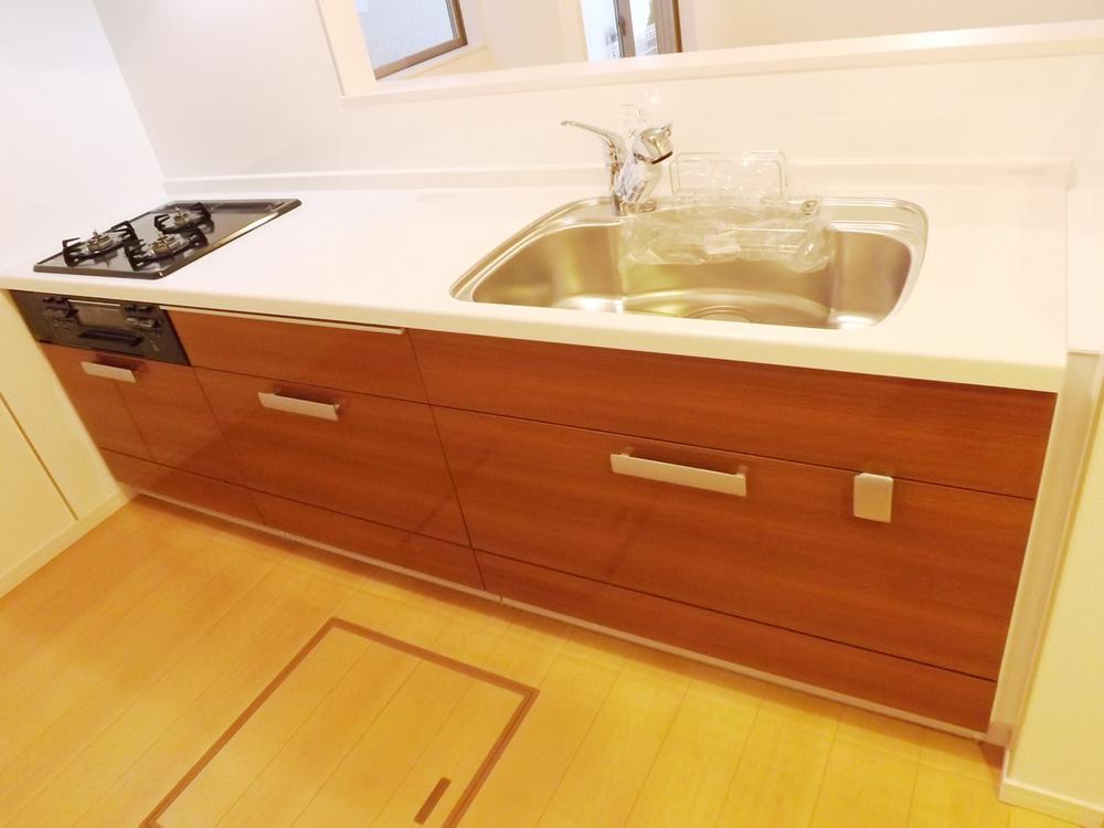 Kitchen. Local photo (kitchen) Slide storage! Water purifier with shower!