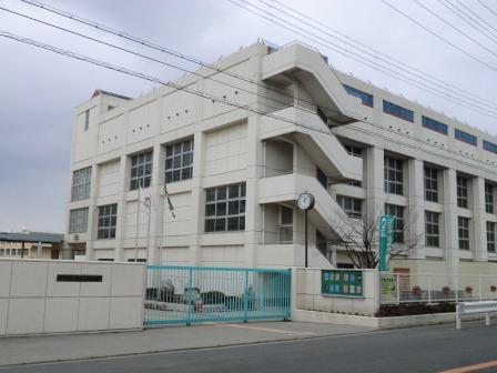 Junior high school. Neyagawa municipal second junior high school (junior high school) up to 761m