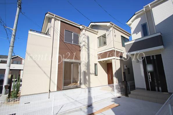 Local photos, including front road. Front road 4.7m and widely parking also easy to streets