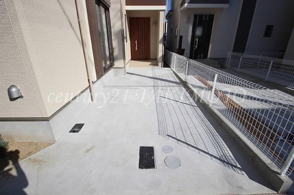 Parking lot. Okay for beginners! Mom of garage practice field is here.