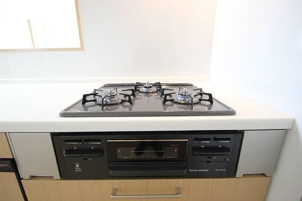 Kitchen. Also happily cooking in the three-necked gas stove!