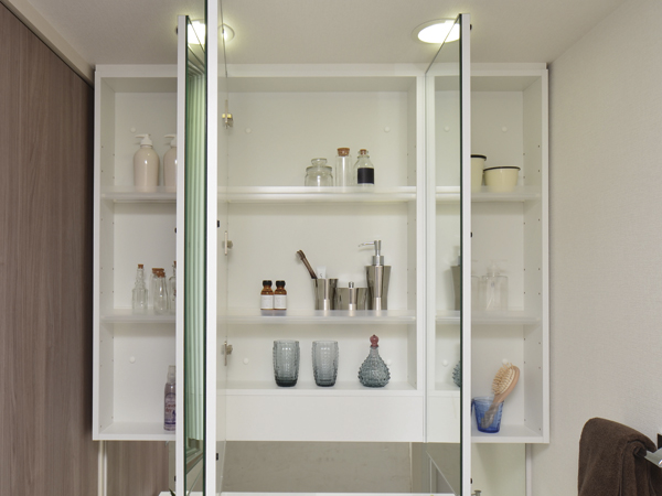 Bathing-wash room.  [Three-sided mirror back cabinet] Ensure the cabinet space in the three-sided mirror the back of the shampoo dresser. You can clean organize small items such as cosmetics and grooming supplies (same specifications)