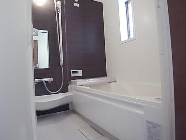 Same specifications photo (bathroom). Spacious bathroom that can be bathing with children