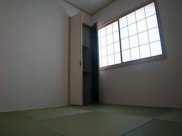 Non-living room. Comfortable with plenty of storage space (same specifications as Japanese-style)