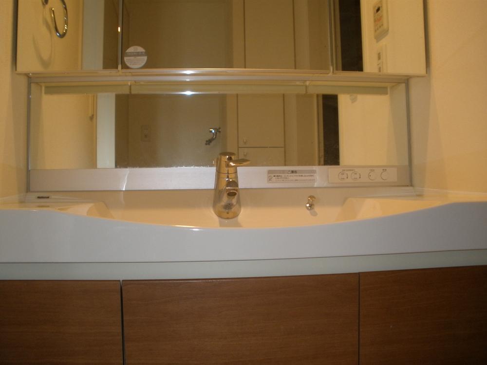 Wash basin, toilet. Wash basin is 1000mm type.