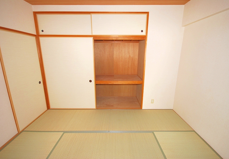 Receipt. Japanese-style room closet Open