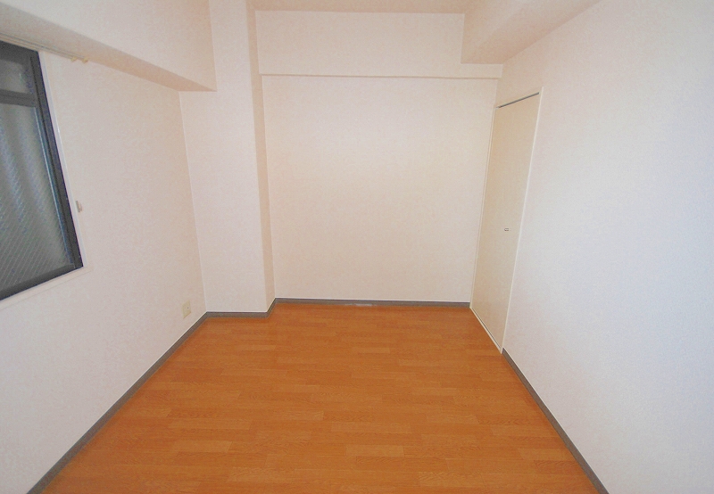 Living and room. Western-style 6 Pledge