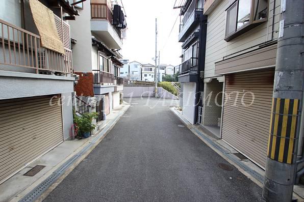Local photos, including front road. The entire surface of the road is a small car street!