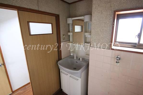 Wash basin, toilet. Convenient Shampoo dresser!