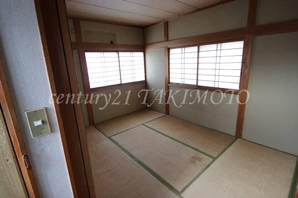 Non-living room. Bright Japanese-style room in the two-sided lighting.
