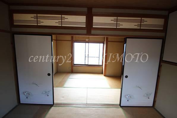 Non-living room. Rooms of pure Japanese style that there is a transom between.