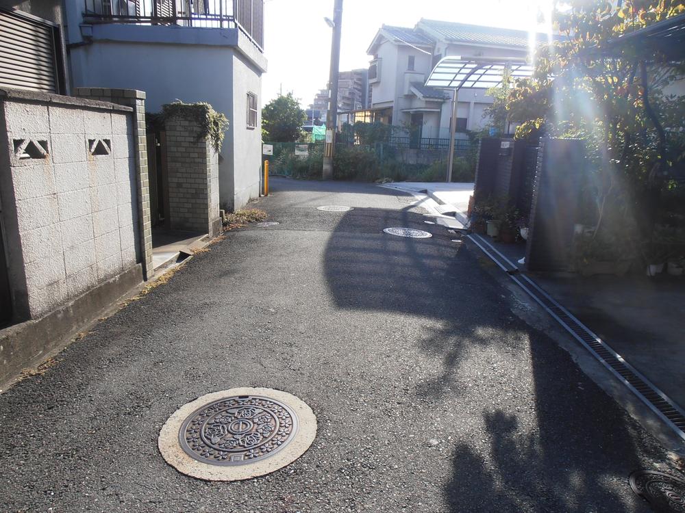 Local photos, including front road.  ◆ Local front road