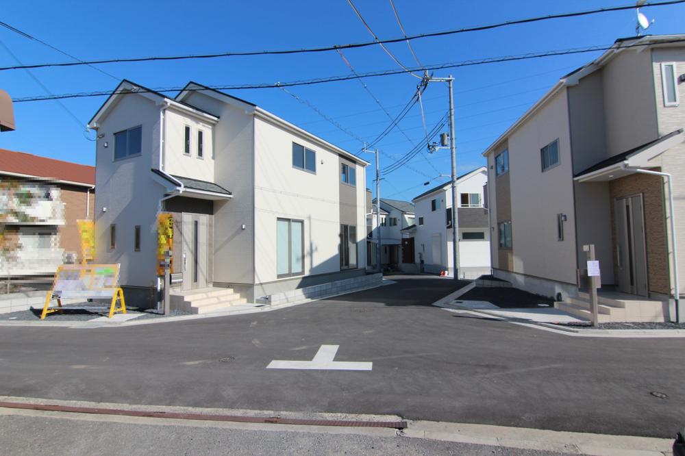 Local appearance photo.  ◆ Subdivision streets