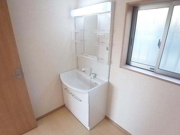 Wash basin, toilet. Wash basin with excellent storage capacity and functionality (same specifications as wash basin)