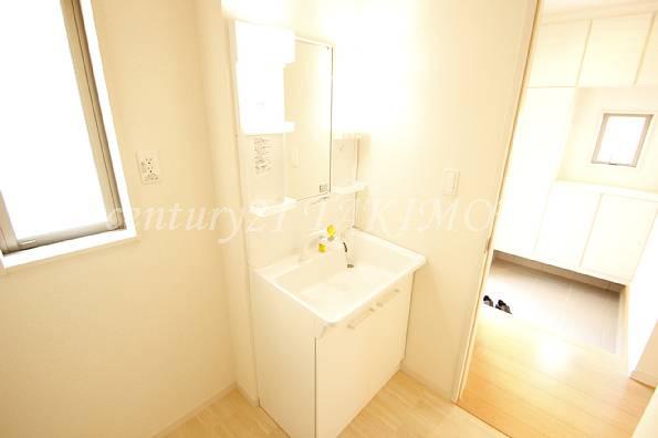 Wash basin, toilet. Storage rich and convenient wash basin! !