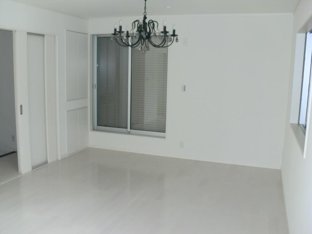 Same specifications photos (living). Spacious and 16 quires living.