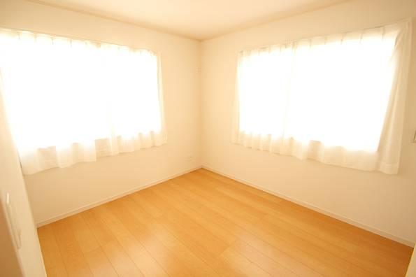 Non-living room. Pair glass used in each room! !