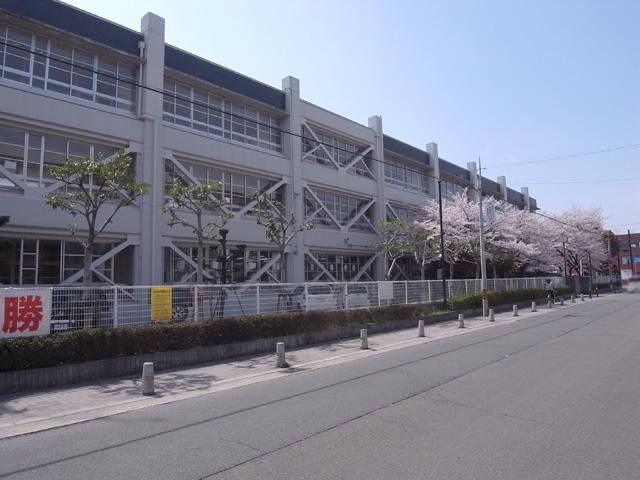 Junior high school. Neyagawa 689m to stand first junior high school