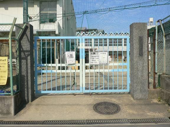Primary school. Neyagawa Tatsuhigashi to elementary school 730m
