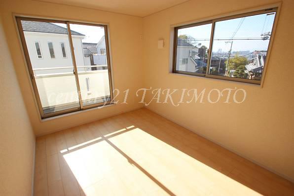 Non-living room. Bright rooms in the two-sided lighting! !