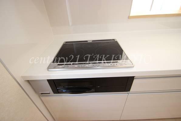 Kitchen. Storage space rich! !