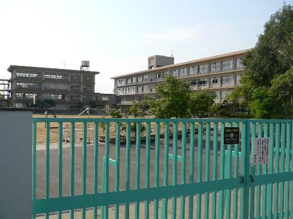 Primary school. Neyagawa Minami to elementary school 740m