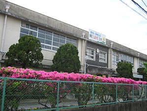 Junior high school. Neyagawa Tatsudai three junior high school (junior high school) up to 432m