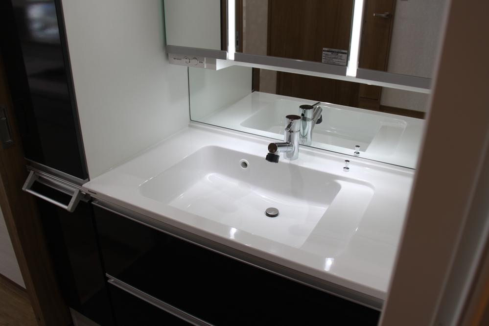 Wash basin, toilet. Power consumption is also suppress LED! Lighting three-sided mirror