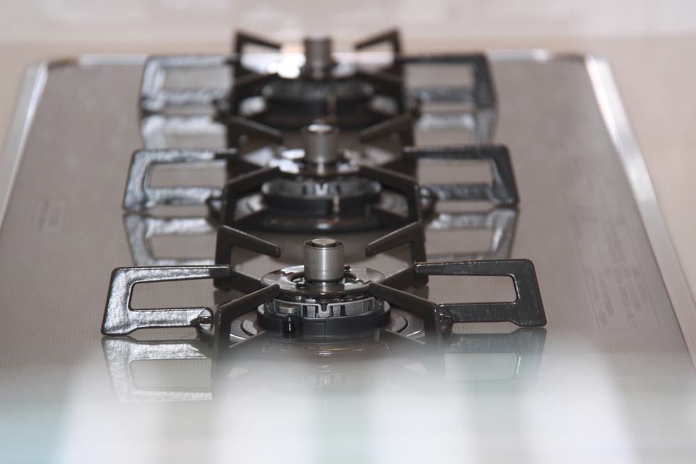 Kitchen. Ease dishes in the 3-burner stove!