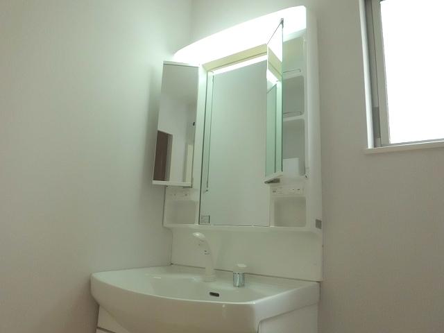 Wash basin, toilet. Vanity convenient storage is also attached to both sides. Very active in the morning of the shampoo because it became a shower Dresser formula