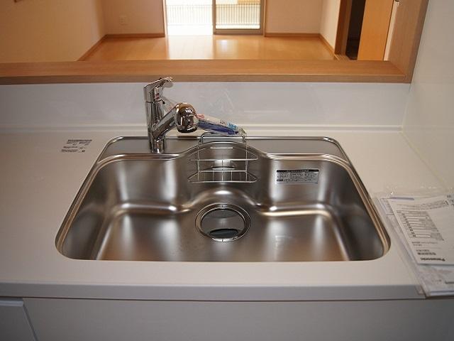 Kitchen. Quiet sink of water splashing sound